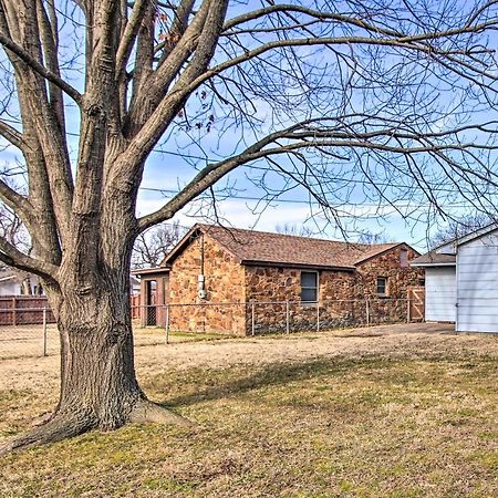 Dog-Friendly Bartlesville Retreat With Yard! Bagian luar foto